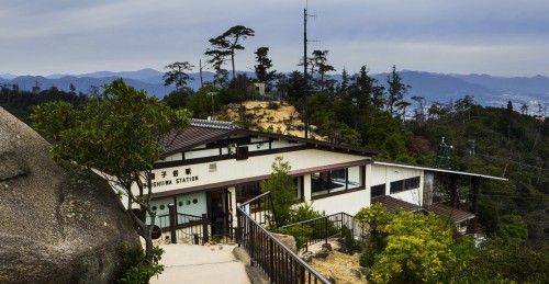 La gare Shishiiwa et son point d’observation, île de Miyajima, Japon.