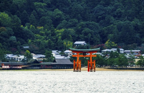 Torii de Miyajima vu depuis le Matsudai Ferry en provenance d'Hiroshima.