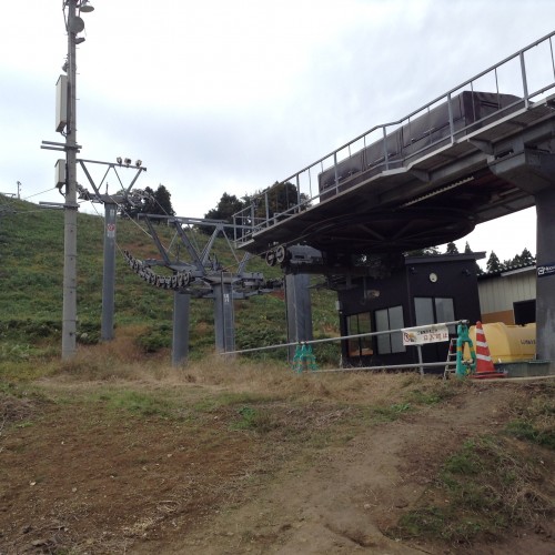 Station de ski du joli village rural de Yamakoshi, Japon.