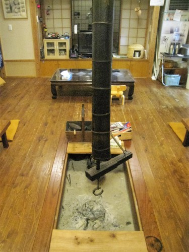 Foyer "irori" dans le salon d'un minshuku de Yamakoshi, Niigata, Japon.