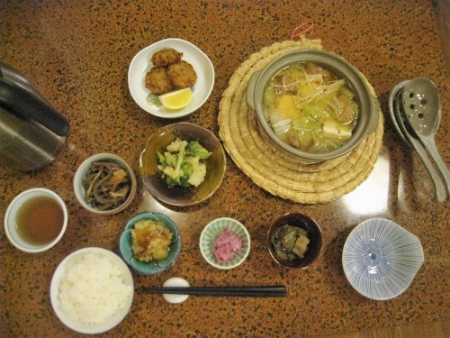 Dîner servi dans un minshuku de Yamakoshi, Niigata, Japon.