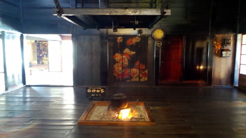 Foyer "irori" au centre de la maison.