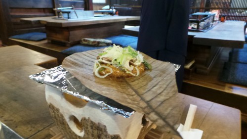 Le miso sur une feuille de magnolia, spécialité culinaire de Takayama, Alpes japonaises, Japon.