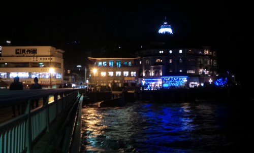 Vue du pont entre la ville de Fujisawa et l'île d'Enoshima près de Tokyo, Japon.