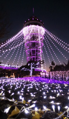 Illuminations d'hiver de l'île d'Enoshima près de Tokyo, phare du jardin Samuel Cocking, Japon.