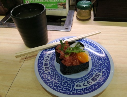 Déguster des suhsis dans un "Kaitenzushi", plus connus sous le nom de "Sushi Trains"