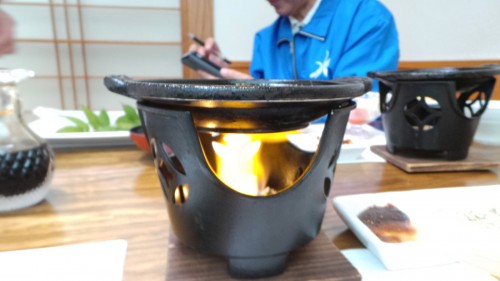 Barbecue individuel au restaurant Uomatsu à Izumi, Japon.