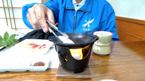 Préparer l’Oyako-don d’Izumi : faire griller le poulet au barbecue.