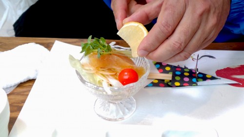 Salade de poulet, entrée au restaurant Uomatsu à Izumi, Japon.