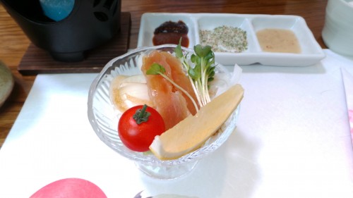 Entrée du menu du midi au restaurant Uomatsu à Izumi, Japon.