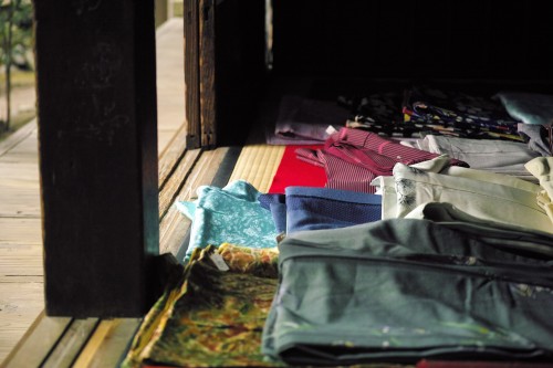 Essayer un kimono dans une ancienne maison de samouraï à Izumi, Kyushu, Japon.