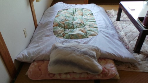 Installation du futon au ryokan Shin Tsurumi Tei, Izumi, Kyushu, Japon.