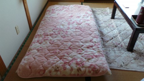 Installation du futon au ryokan Shin Tsurumi Tei, Izumi, Kyushu, Japon.