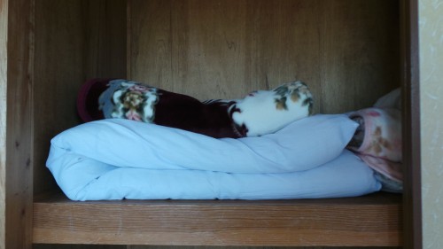 Installation du futon dans le ryokan Shin Tsurumi Tei, Izumi, Kyushu, Japon.