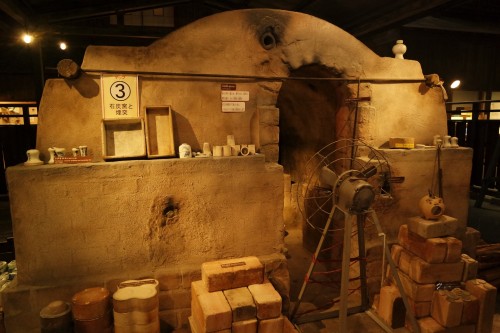 Une reproduction d'un vieux four à céramique au musée 