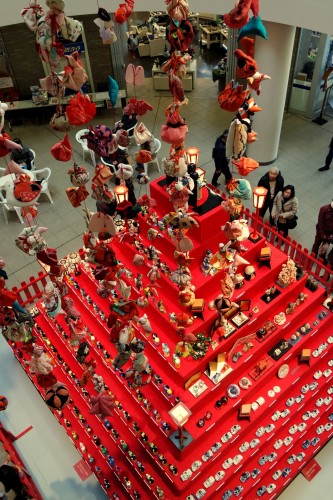 Version géante des traditionnelles poupées exposées pour le Hinamatsuri à Seto
