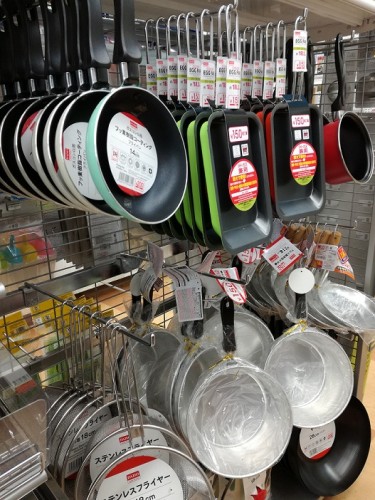 Poêle dans un magasin hyakku-en shop