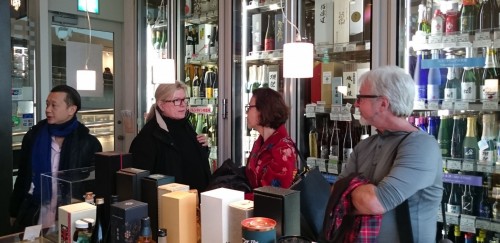 Boire du bon saké à Tokyo, Japon.