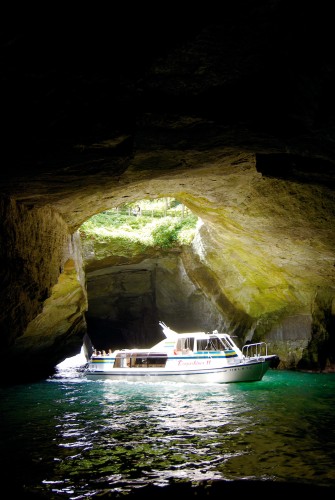 Croisière dans la grotte de Dogashima Tensodo au départ de Dogashima, péninsule d'Izu, Shizuoka.