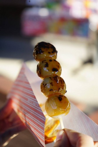 Dégustation d'une brochette de dango à l'Okuni Jinja, le "petit Kyoto" d'Hamamatsu, Shizuoka.