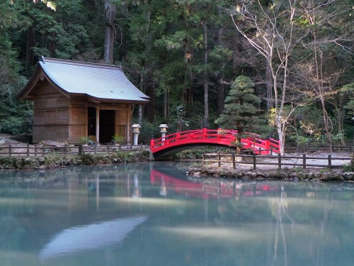 Le pont lune du sanctuaire Okuni Jinja, le "petit Kyoto" d'Hamamatsu, Shizuoka.
