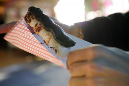 Dégustation d'une brochette de dango à l'Okuni Jinja, le "petit Kyoto" d'Hamamatsu, Shizuoka.