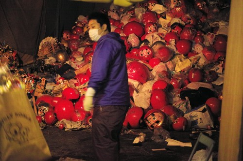 Pile de Daruma pour être brûlé au Festival du Daruma, Yoshiwara, Shizuoka