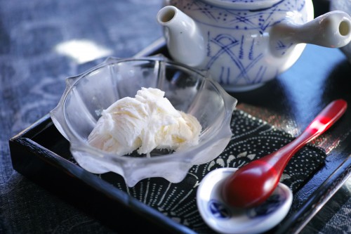 Dégustation de glace au soja chez Meijiya Shoyu, fabrique de sauce soja bio à Hamamastu, Shizuoka