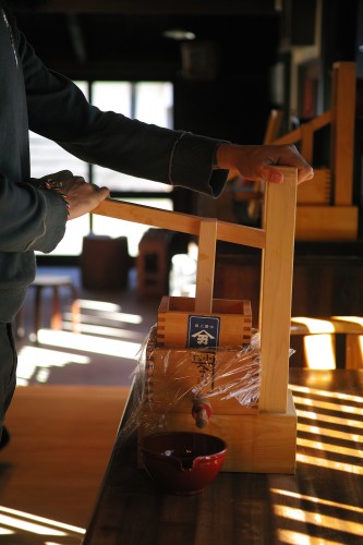 Atelier pour faire sa sauce soja artisanale chez Meijiya Shoyu à Hamamastu, Shizuoka