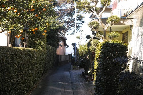 Allée menant au ryokan Fujiya, sur le bord du lac Hamana-ko, Kanzenji onsen, Shizuoka.