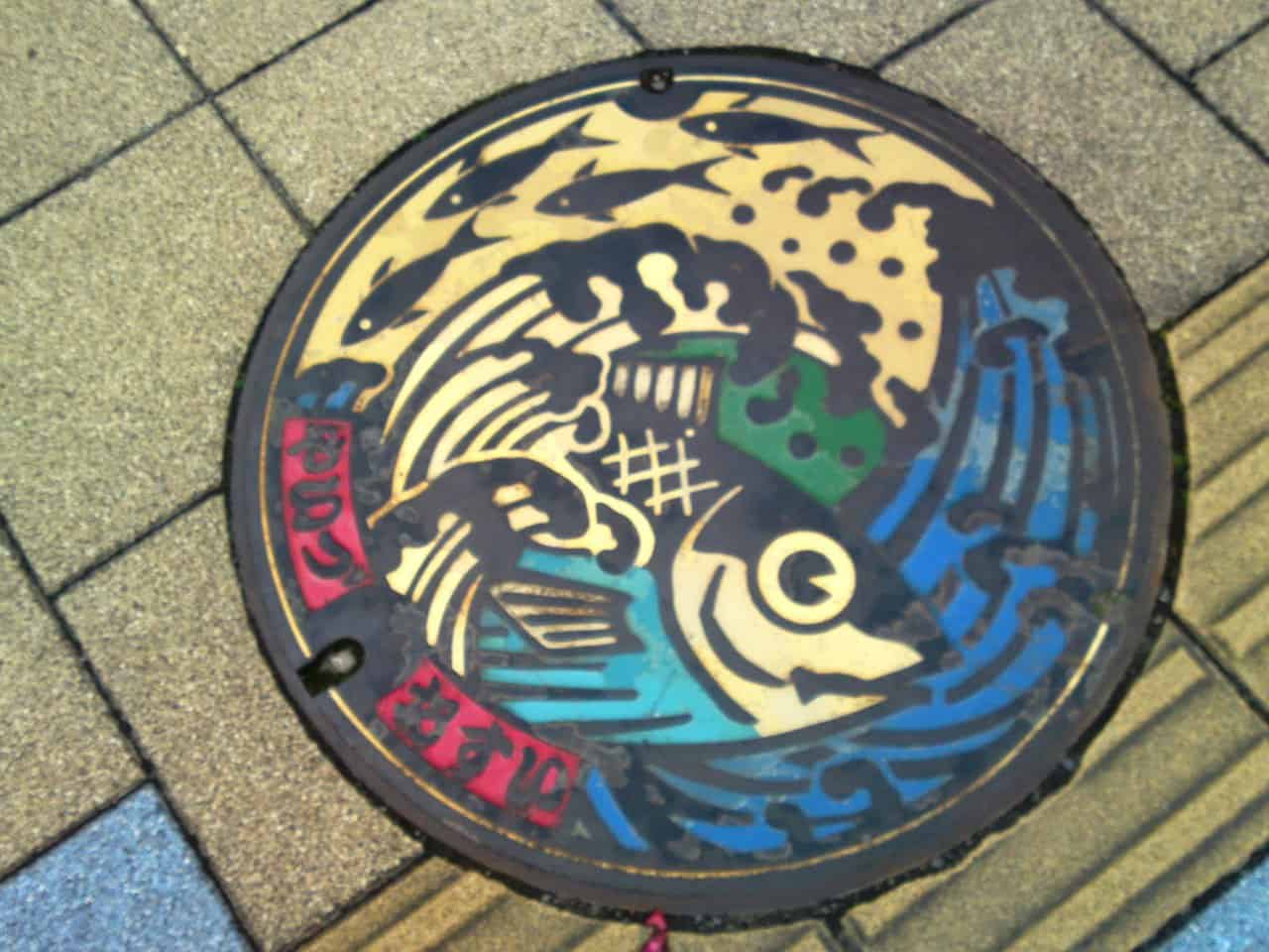 plaque d'égout à Yaïsu