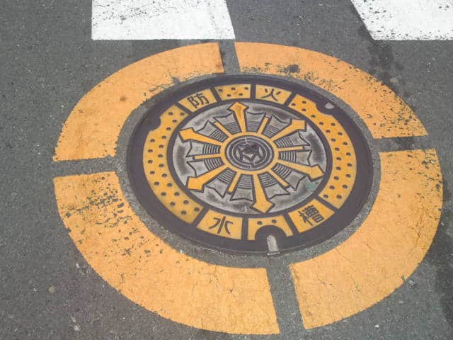 plaque d'égout dans la ville Yui