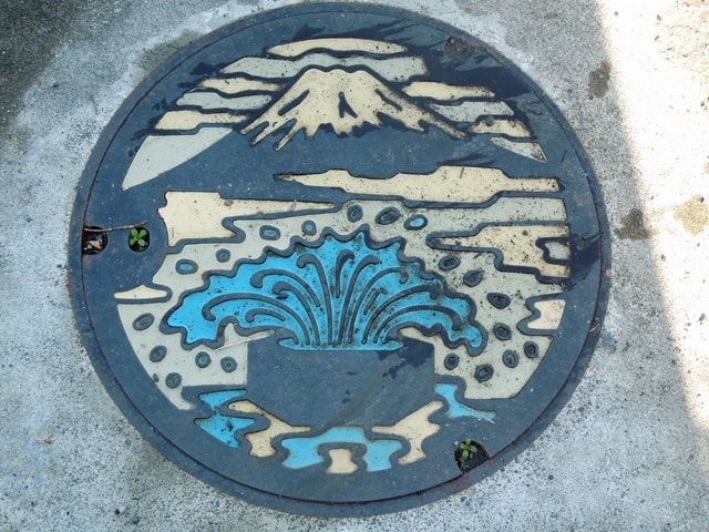 plaque d'égout représentant le Mont Fuji et une source thermale sacrée se trouve à Yoshiwara dans la ville de Fuji.