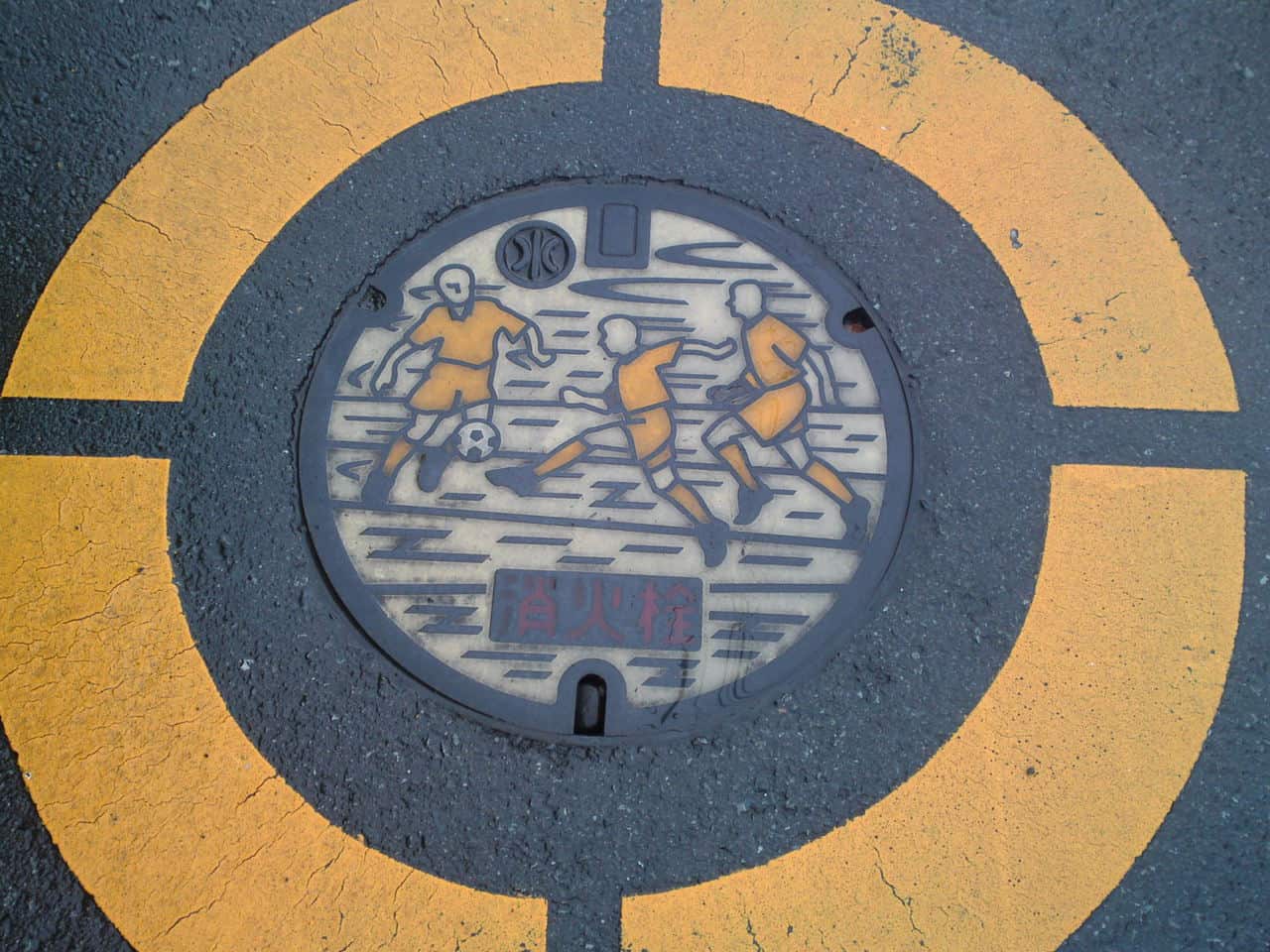 Plaque d'égout dans la ville de Shimizu, ville de Shizuoka