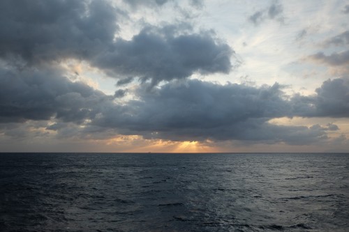 le coucher de soleil sur le ferry pour arriver dans l'archipel d'Ogasawara au Japon