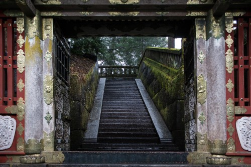 les escaliers en pierre au sanctuaire Toshogu à Nikko