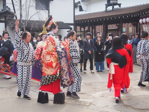 La procession des courtisanes Oiran à Nikko Edomura