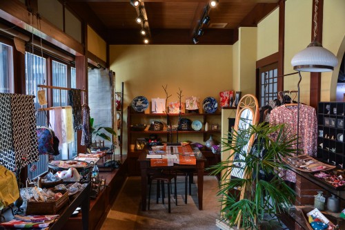 Le magasin Ohbora où l'on peut venir y porter un kimono pour la journée dans les rues de Hida Furukawa, Gifu