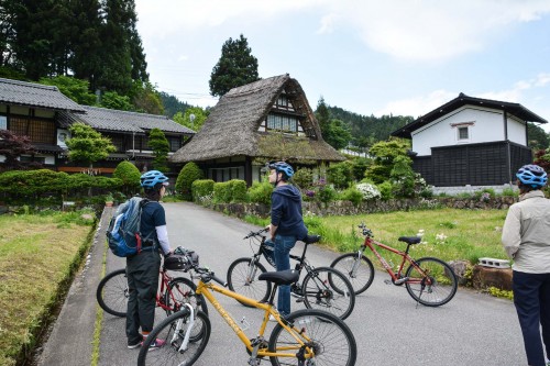 Faire une balade à vélo dans la campagne japonaise à Hida Furukawa, dans la préfecture de Gifu