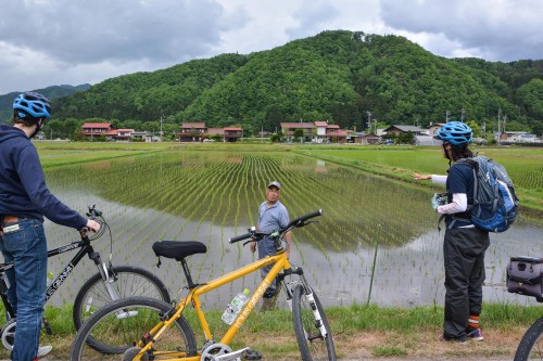 Faire une balade à vélo dans la campagne japonaise à Hida Furukawa, dans la préfecture de Gifu