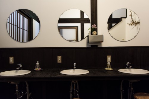 La salle de bain du Tanekura Inn, en pleine nature tout près de Hida Furukawa, Gifu