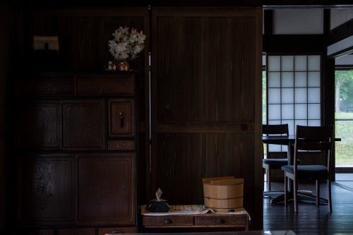 Les espaces communs du Tanekura Inn, en pleine nature tout près de Hida Furukawa, Gifu