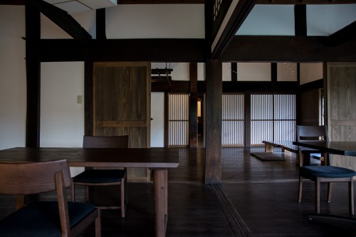 Les espaces communs du Tanekura Inn, en pleine nature tout près de Hida Furukawa, Gifu