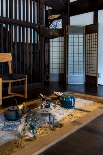 Les espaces communs du Tanekura Inn, en pleine nature tout près de Hida Furukawa, Gifu
