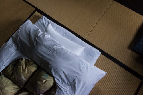 La chambre traditionnelle du Tanekura Inn, en pleine nature tout près de Hida Furukawa, Gifu.