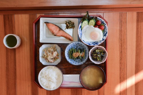 Le petit déjeuner de l'hébergement Zaigomon à Takane, un village tout près de Murakami