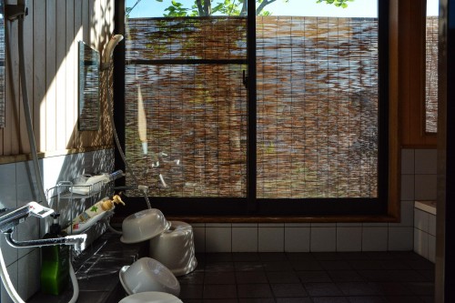 La salle de bain de l'hébergement Zaigomon à Takane, un village tout près de Murakami