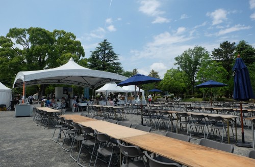 les stands de restauration au Strange seed au World Theatre Festival Shizuoka au Japon