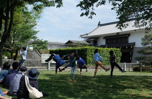 le spectacle de Fukai produce pendant le festival Strange Seed à Shizuoka