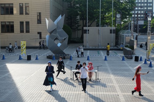 le spectacle de kaki kuu pendant le festival Strange Seed à Shizuoka